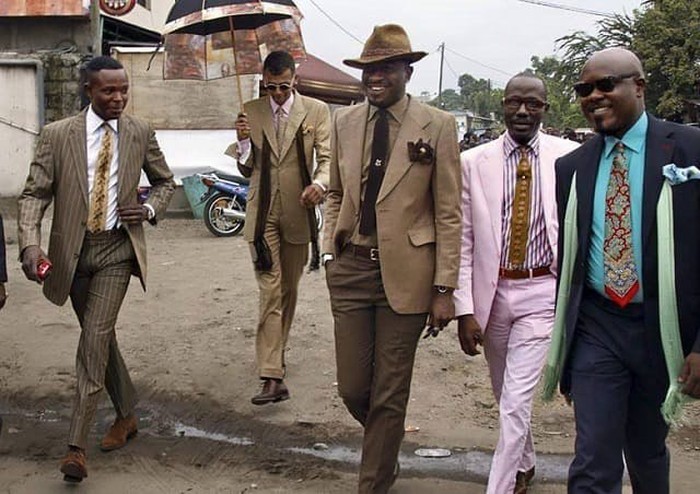 La Sape adalah singkatan dari Société des ambianceurs et des personnes elegantes atau Society of Atmosphere-setters and Elegant People. Komunitas ini berpusat di Kongo, Afrika.