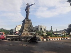 Awas! Ada Lubang Besar di Jalan Ir Soekarno Solo Baru
