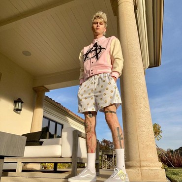 Cari Tahu Penilaian Penggemar, Machine Gun Kelly Nyamar Jadi Reporter