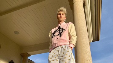img-title Cari Tahu Penilaian Penggemar, Machine Gun Kelly Nyamar Jadi Reporter