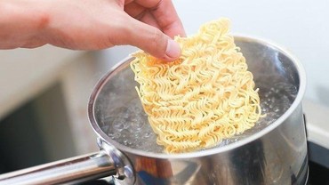 img-title Makan Mie Instan Bisa Jerawatan, Apa Kata Ahli Dermatologi?