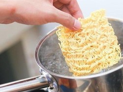 Gawat! Perang Rusia-Ukraina Bisa Bikin Harga Indomie cs Naik