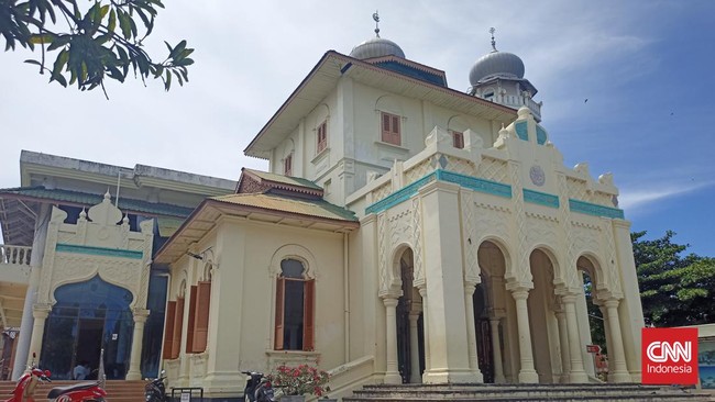 Mengenal Masjid Jami' Baiturrahim, Ulee Lheue, Banda Aceh tidak terlepas dari bencana tsunami yang melanda Aceh 2004 silam.