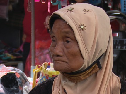 Mbah Satinem Pejuang bagi Suami Sakit Keras dan Anaknya Berkebutuhan Khusus