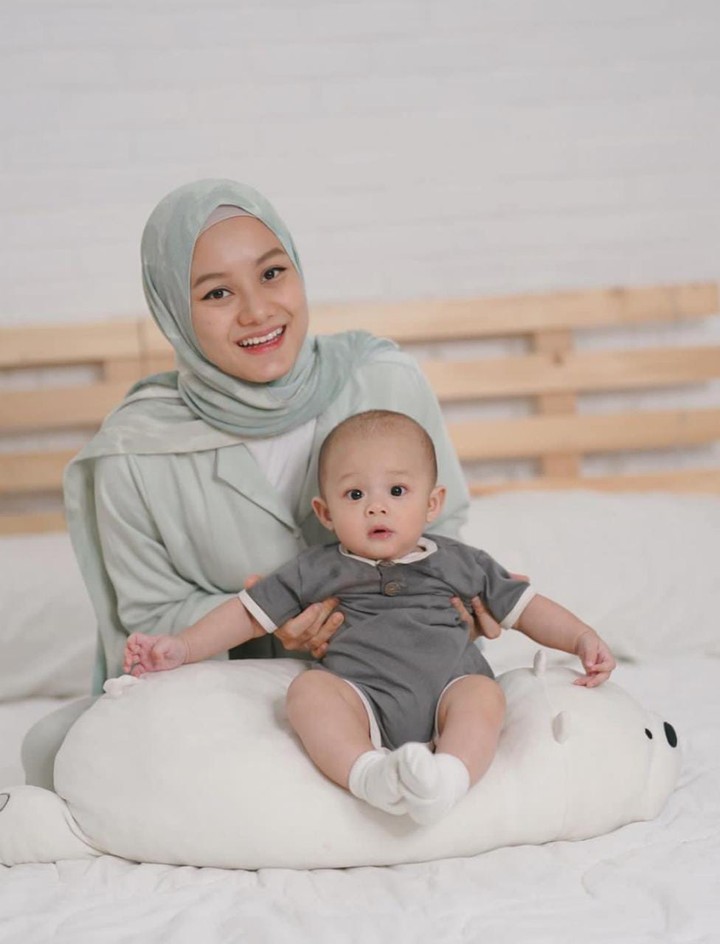 Mulai dari Lesti Kejora hingga Dinda Hauw, deretan artis cantik berikut ini menjalani bulan suci Ramadan menjadi ibu menyusui. Simak potretnya yuk Bunda.