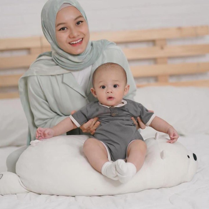 <p>Melahirkan Si Kecil Shaka di tahun 2021, Dinda Hauw juga menjalani Ramadan tahun ini sebagai ibu menyusui, lho Bunda. (Foto: Instagram @dindahw)</p>