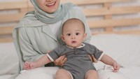 <p>Melahirkan Si Kecil Shaka di tahun 2021, Dinda Hauw juga menjalani Ramadan tahun ini sebagai ibu menyusui, lho Bunda. (Foto: Instagram @dindahw)</p>