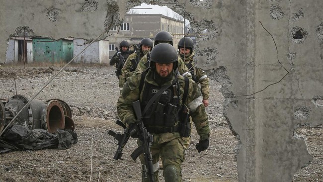 Bos tentara bayaran Wagner Group, Yevgeny Prigozhin, mengancam akan menarik pasukannya dari Bakhmut, Ukraina, jika Rusia enggan memberi pasokan senjata tambahan
