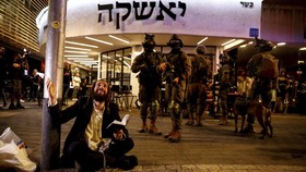 FOTO: Detik-detik Usai Penembakan di Bar Tel Aviv Israel, Pelaku Buron