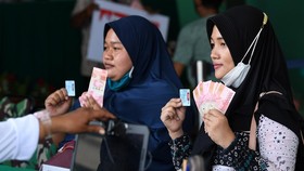 FOTO: Berbondong-bondong Antre Demi BLT Rp600 Ribu