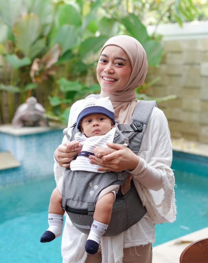 Mulai dari Lesti Kejora hingga Dinda Hauw, deretan artis cantik berikut ini menjalani bulan suci Ramadan menjadi ibu menyusui. Simak potretnya yuk Bunda.