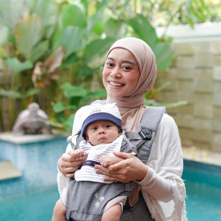<p>Penyanyi dangdut, Lesti Kejora juga baru saja melahirkan putra pertamanya pada 26 Desember 2021 lalu. Lesti juga menjalani Ramadan tahun ini sebagai ibu rumah tangga sekaligus ibu menyusui. (Foto: Instagram @lestykejora)</p>