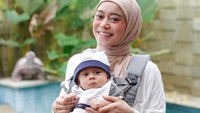 <p>Penyanyi dangdut, Lesti Kejora juga baru saja melahirkan putra pertamanya pada 26 Desember 2021 lalu. Lesti juga menjalani Ramadan tahun ini sebagai ibu rumah tangga sekaligus ibu menyusui. (Foto: Instagram @lestykejora)</p>