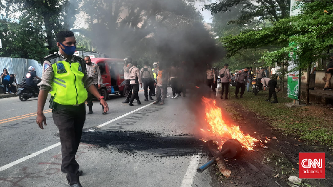 Massa mahasiswa melakukan aksi menolak penundaan pemilu atau perpanjangan masa jabatan Presiden Jokowi di Ambon, Maluku, Jumat (8/4).