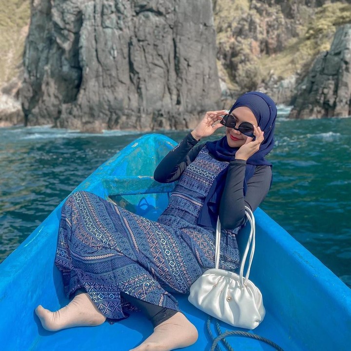 <p>Tak hanya menikmati perannya sebagai Bunda hamil, Ricis juga menikmati masa-masa ngidam nih, Bunda. Namun, ngidam yang dialami Ricis cukup aneh, lho. (Foto: Instagram: @riaricis1795)</p>