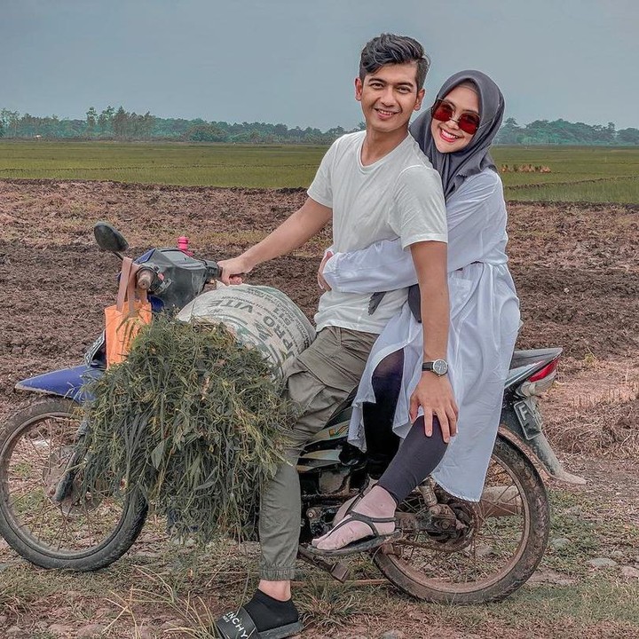 <p>Kabar baik datang dari YouTuber Ria Ricis dan sang suami, Teuku Ryan. Wanita 26 tahun ini dikabarkan tengah mengandung anak pertamanya, Bunda. (Foto: Instagram: @riaricis1795)</p>
