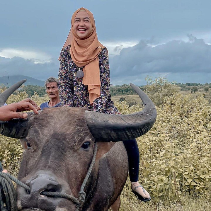 <p>Tak hanya itu, Ricis juga pernah mengidam ingin naik kerbau, lho. Potretnya ini bahkan dibagikan di laman Instagram-nya. Padahal saat ini, usia kandungan Ricis masih terbilang sangat muda. (Foto: Instagram: @riaricis1795)</p>