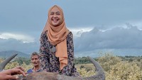 <p>Tak hanya itu, Ricis juga pernah mengidam ingin naik kerbau, lho. Potretnya ini bahkan dibagikan di laman Instagram-nya. Padahal saat ini, usia kandungan Ricis masih terbilang sangat muda. (Foto: Instagram: @riaricis1795)</p>