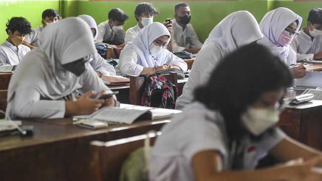 Siswa SMA/SMK/sederajat. (ANTARA FOTO/Hafidz Mubarak A/foc.)