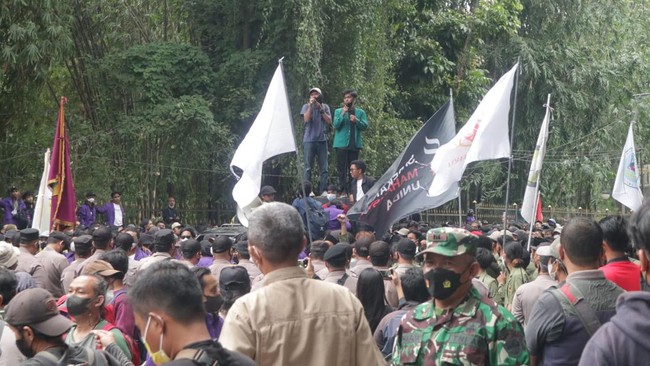 Aksi menolak jabatan 3 periode dan penundaan pemilu sudah digelar di Semarang dan Bogor meski aksi di Jakarta baru akan digelar pada Senin (11/4).