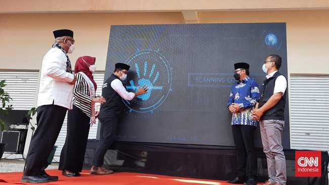 Gubernur Jawa Barat Ridwan Kamil meluncurkan aplikasi pemesanan minyak goreng curah guna membantu masyarakat supaya bisa beli dari rumah.