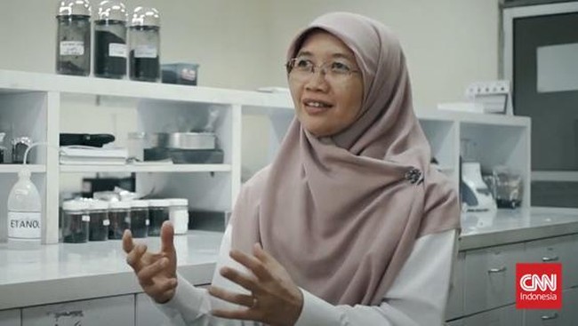 Hampir tiga dekade bergelut di bidang nanokarbon, Periset di BRIN Rike Yudianti tengah mengejar sebesar-besarnya manfaat bagi orang lain atas hasil studinya.