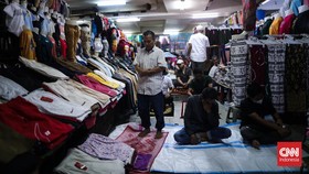 FOTO: Transaksi Berhenti demi Salat Jumat di Pasar Tanah Abang
