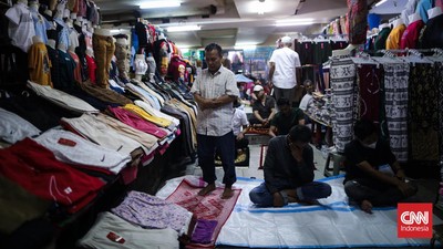 img-title FOTO: Transaksi Berhenti demi Salat Jumat di Pasar Tanah Abang