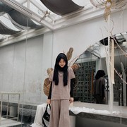 Contek Cara Mix and Match Hijab Hitam ala Selebgram Shirin Al Athrus