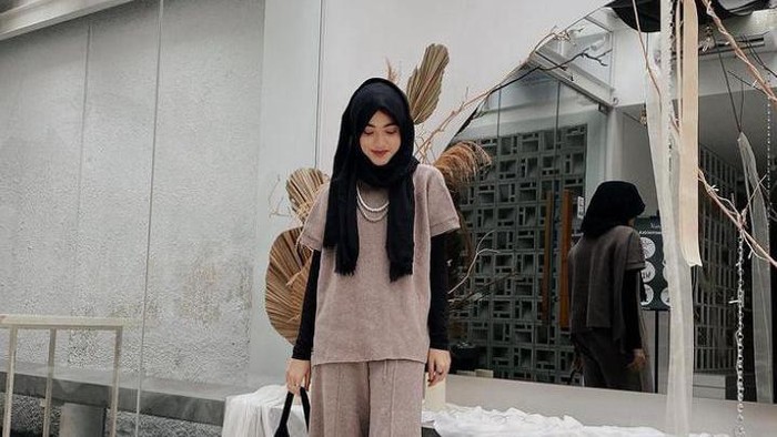 Contek Cara Mix and Match Hijab Hitam ala Selebgram Shirin Al Athrus