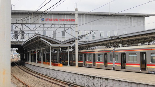Penumpang kereta di stasiun Cikarang mengaku terpaksa tidur di warung luar stasiun setelah dilarang bermalam.