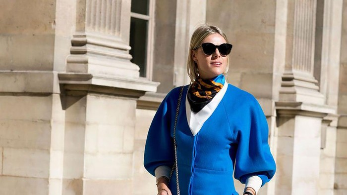 Jadi Tren Terbaru, Ini Ide Gaya Pakai Warna Electric Blue!