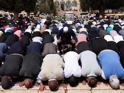 Masjidil Aqsa Dibatasi Israel, Jemaah Terpaksa Salat Jumat di Jalanan