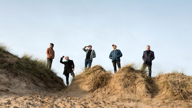 Grup band altenative rock legendaris Skotlandia, Teenage Fanclub masih konsisten mengobarkan semangat penuh harapan lewat single terbaru I Left A Light On.