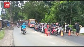VIDEO: Jembatan Mengaji Banyumas Diperbaiki, Lalin Macet Panjang