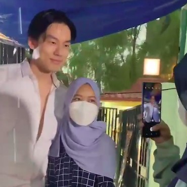 Tukang Gorengan Ganteng Penggoda Iman, Cewek-cewek Antre Minta Foto