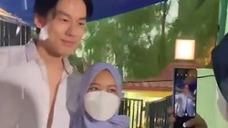 Tukang Gorengan Ganteng Penggoda Iman, Cewek-cewek Antre Minta Foto