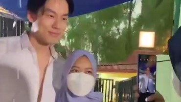 img-title Tukang Gorengan Ganteng Penggoda Iman, Cewek-cewek Antre Minta Foto