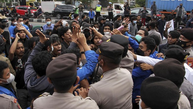 32 orang yang ditangkap polisi usai aksi demo Jokowi Makassar itu terdiri dari mahasiswa hingga pelajar di bawah umur.