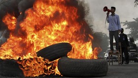Mahasiswa Bone Sulsel Terbakar saat Sulut Api ke Ban Bekas