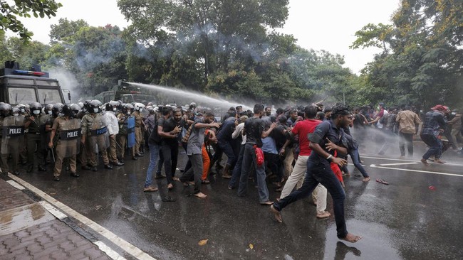 Sri Lanka menerapkan jam malam di Rambukkana, kota di mana polisi menembak demonstran hingga tewas di tengah unjuk rasa akibat krisis ekonomi.