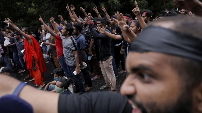Warga Sri Lanka menggeruduk kantor kepresidenan untuk memprotes krisis ekonomi dan politik yang makin parah. Mereka menuntut Presiden Gotabaya Rajapaksa mundur.