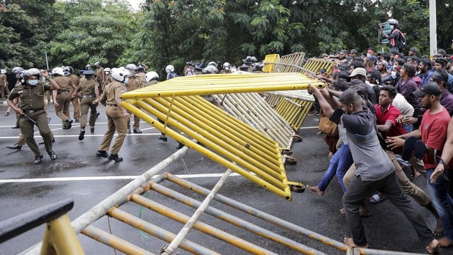 Sri Lanka menembak mati seorang demonstran pada hari ini, Selasa (19/4), untuk pertama kalinya sejak krisis ekonomi dan politik mengguncang negara itu.