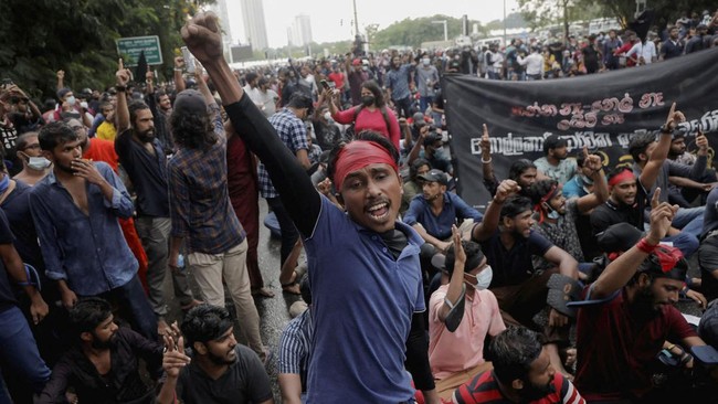 Sejumlah pengamat menganggap krisis ekonomi hingga politik yang menerpa Sri Lanka saat ini mirip dengan fenomena Arab Spring satu dekade silam.