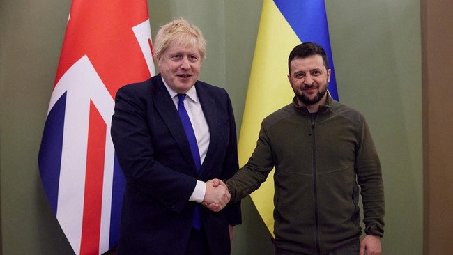 PM Inggris, Boris Johnson, bertemu dengan Presiden Ukraina Volodymyr Zelensky. Johnson menjanjikan bantuan militer untuk memperkuat Ukraina melawan Rusia.