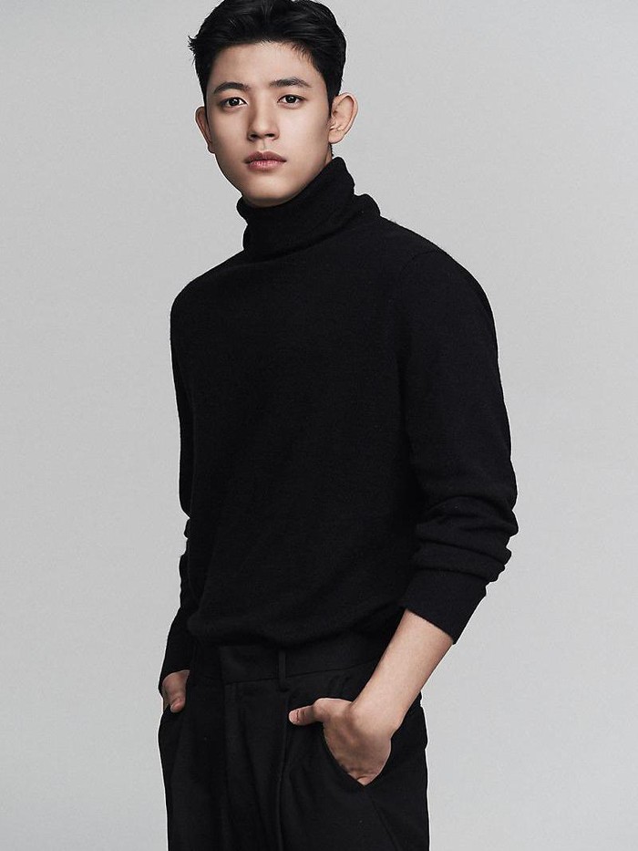 Dalam balutan kaus hitam, Lomon berhasil tampil memukau untuk foto profil terbarunya tersebut. Ia juga tampil memesona dengan berbagai macam jaket mulai dari jaket kulit, jaket suede coklat, dan jaket putih./ Foto: bigsmileentertainment