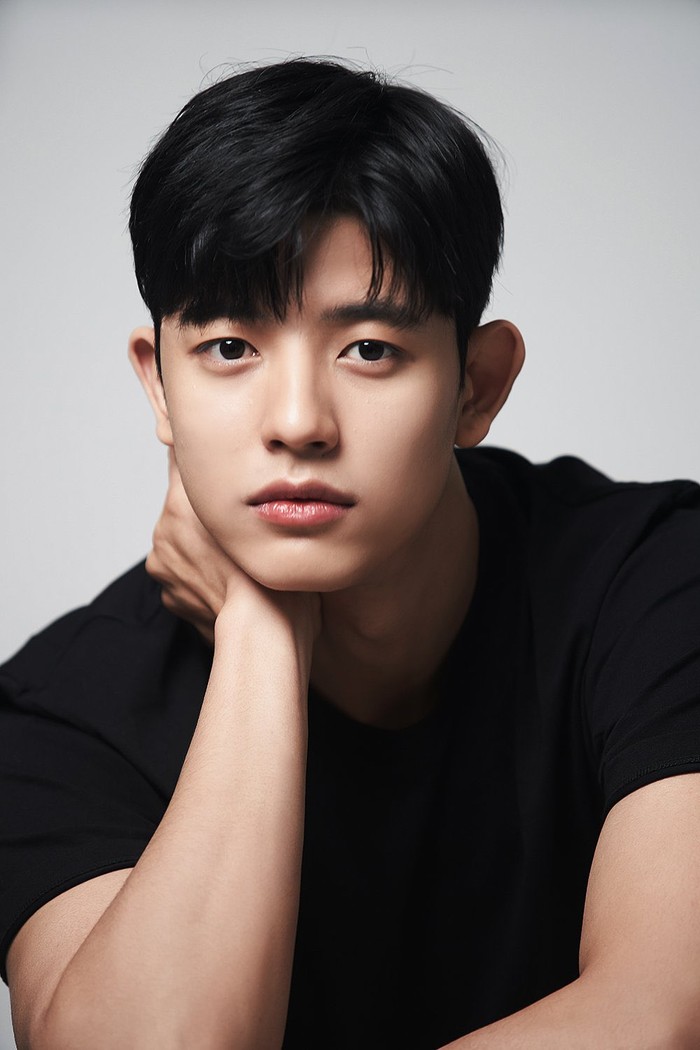Dinilai karismatik, Lomon juga menarik perhatian karena karakter yang diperankannya diam-diam menyukai perempuan yang menjadi ketua kelas, yaitu Choi Nam Ra yang diperankan oleh Cho Yi Hyun./ Foto: bigsmileentertainment