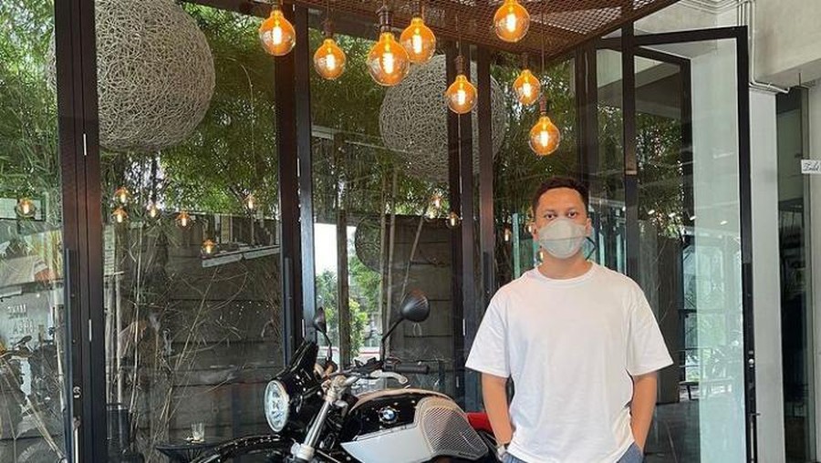 10 Potret Arief Muhammad Makan Malam Bareng Istri hingga Hangout Bareng Teman