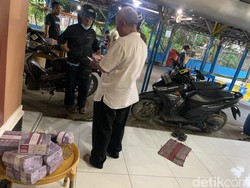 Haji Endang Karawang Keluarkan Rp 600 Juta untuk Penukaran Uang Lebaran
