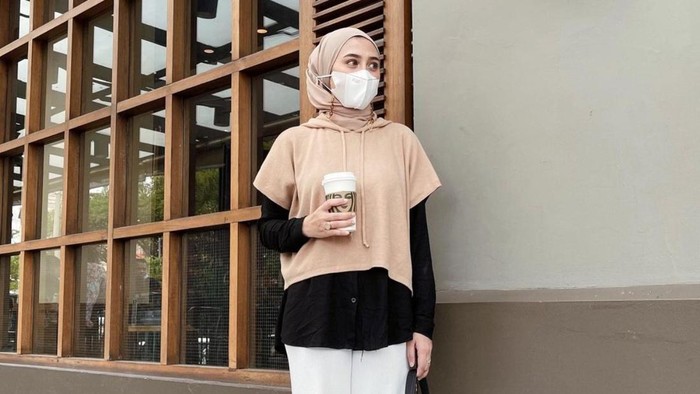 4 Tips Gaya Hijab dengan Crop Top Biar Tetap Kelihatan Santun, Trendi Buat Bukber